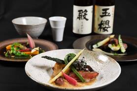 【季節のおまかせコース】に全国の酒蔵から厳選した日本酒5種をあわせたペアリングコース