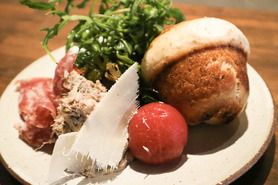 サラミとチーズのパンプレート