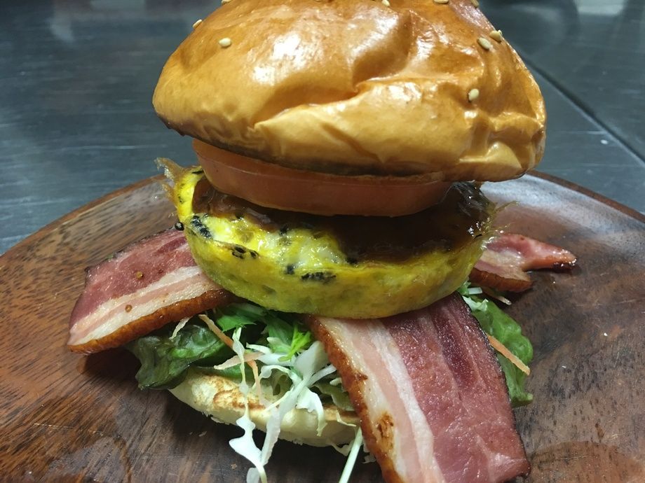 厚切りベーコンとふんわり卵のバーガー