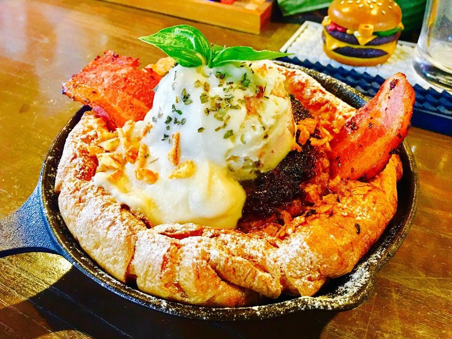 ハワイアンベーコンバーグダッチベイビー