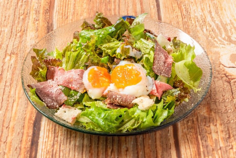 シーザーサラダ（900円（税抜818円））