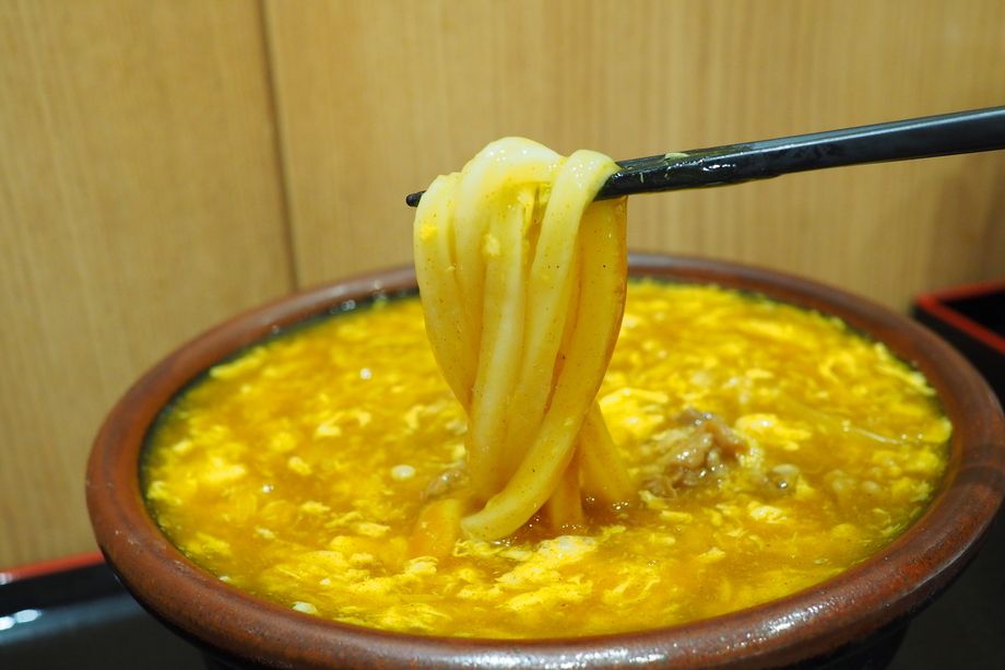 鶏卵カレーうどん	（680円）