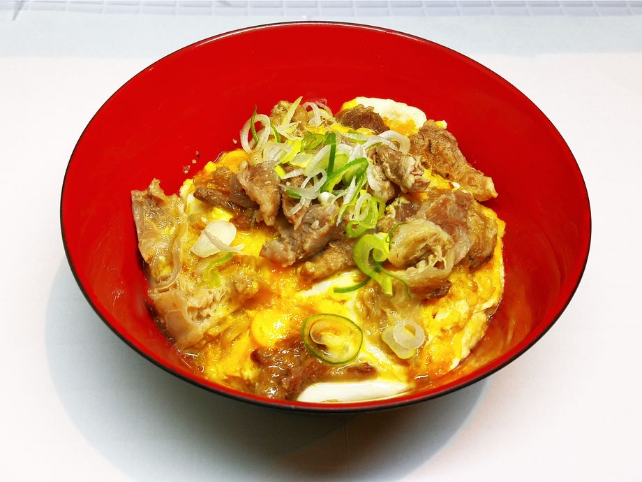 柔らか牛すじ玉丼（1050）
