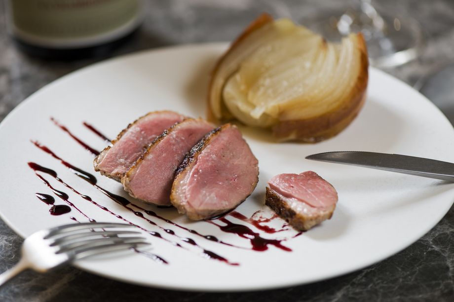 シャラン産鴨胸肉のロースト バニュルスソース	（1,800円）