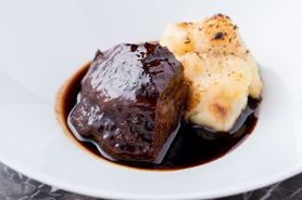 牛ほほ肉の赤ワイン煮込み	