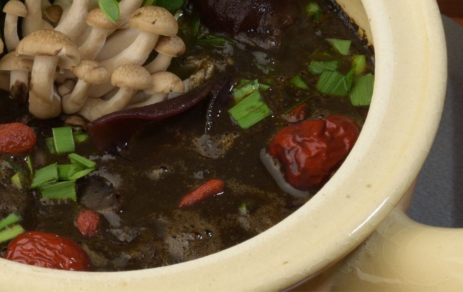 黒胡麻坦々(春雨、キノコ入)（1,400円）