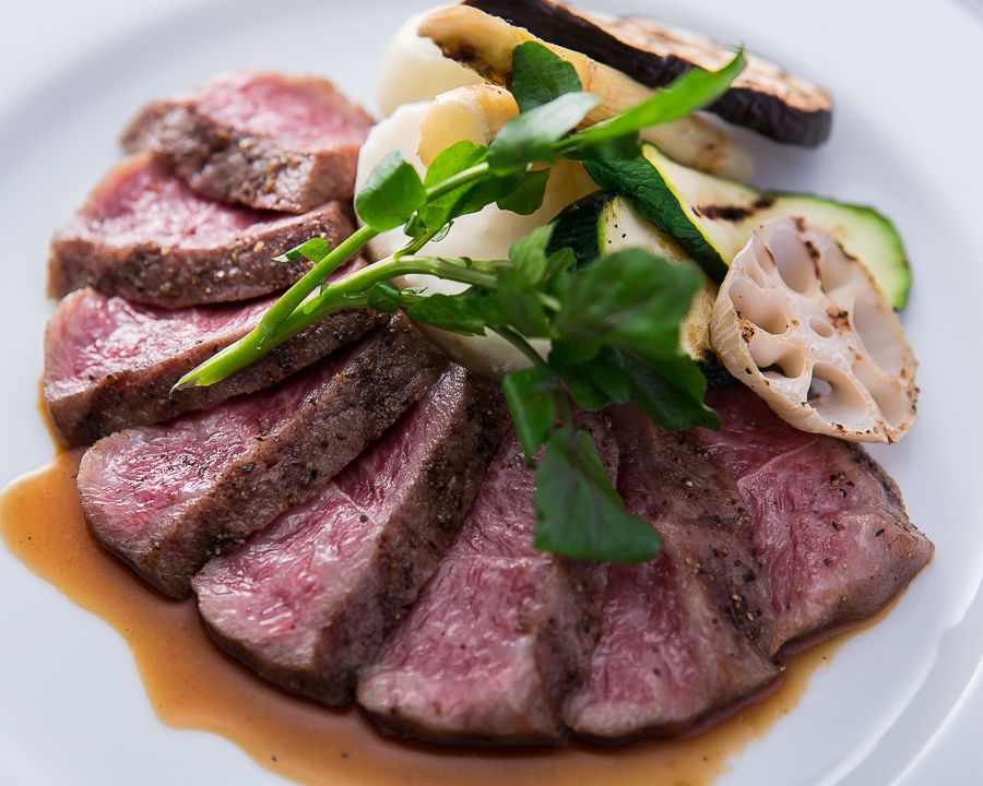 国産和牛のタリアータと季節野菜のグリル（1890円）