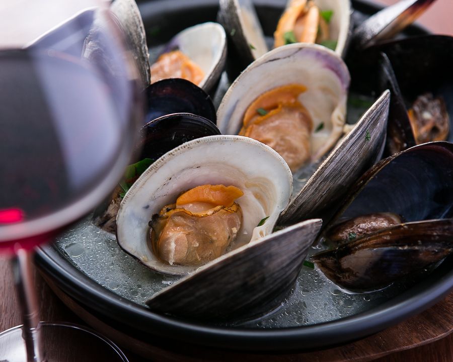 季節の貝の白ワイン蒸し（1190円）