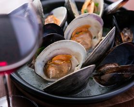 季節の貝の白ワイン蒸し