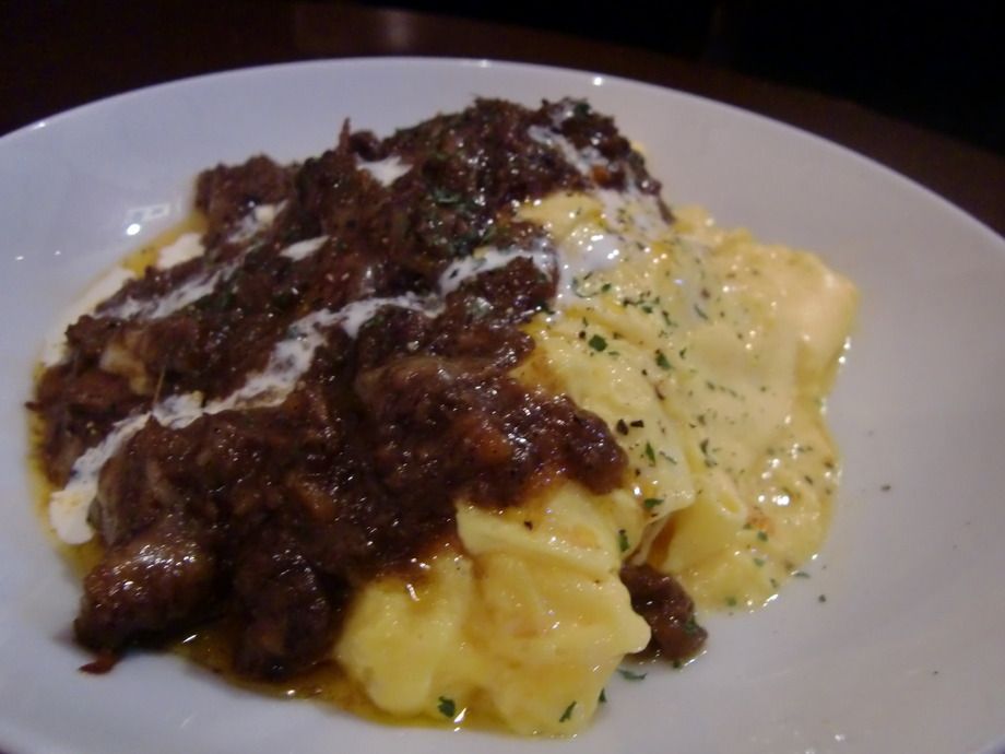 じっくり煮込んだ牛すじ肉のデミ風ソースオムライス