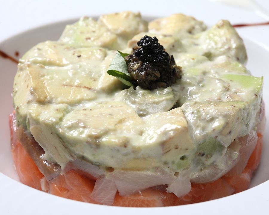 鮮魚とアボカドのタルタル　セルクル仕立て（890円）