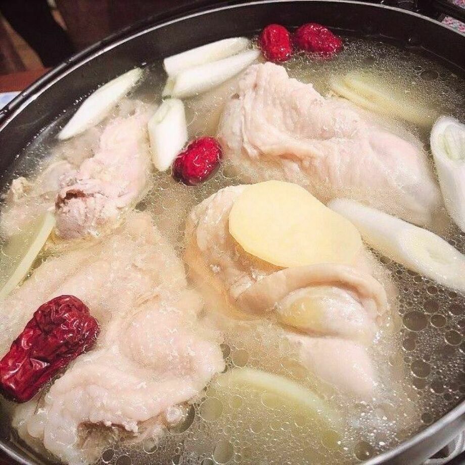 薬膳水炊き（タッカンマリ）コース　　国産ハーブ鶏使用、特製たれ2種（1名様　5,000円（2名様～））