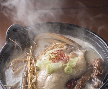 美桜鶏の丸鶏使用 参鶏湯コース（1名様　5,000円（3名様のご予約）／5,500円（2名様のご予約））