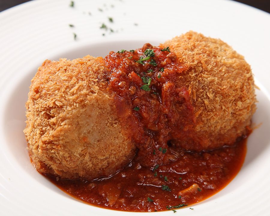 チーズ入りライスコロッケ　トマトソースをかけて（790円）