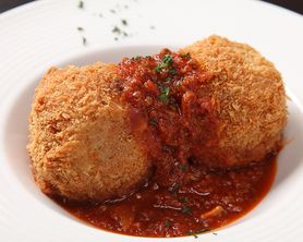 チーズ入りライスコロッケ　トマトソースをかけて