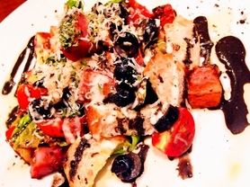 燻製ベーコンの黒シーザーサラダ