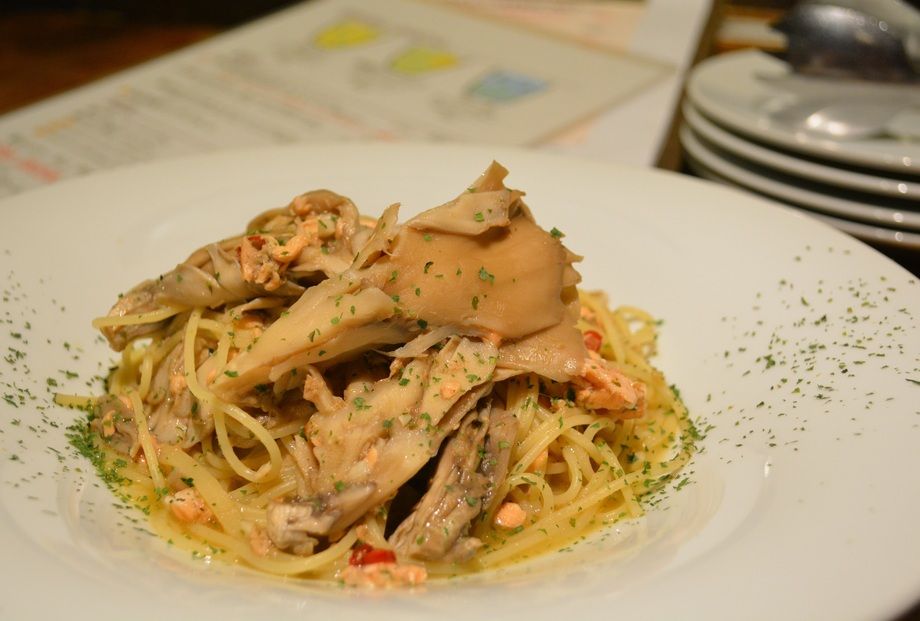 銀鮭と舞茸のレモンバターパスタ（1200円（税抜））
