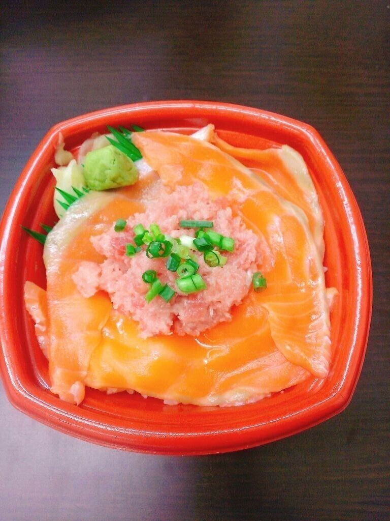 サーモンねぎとろ丼（並盛680円（税込）～）