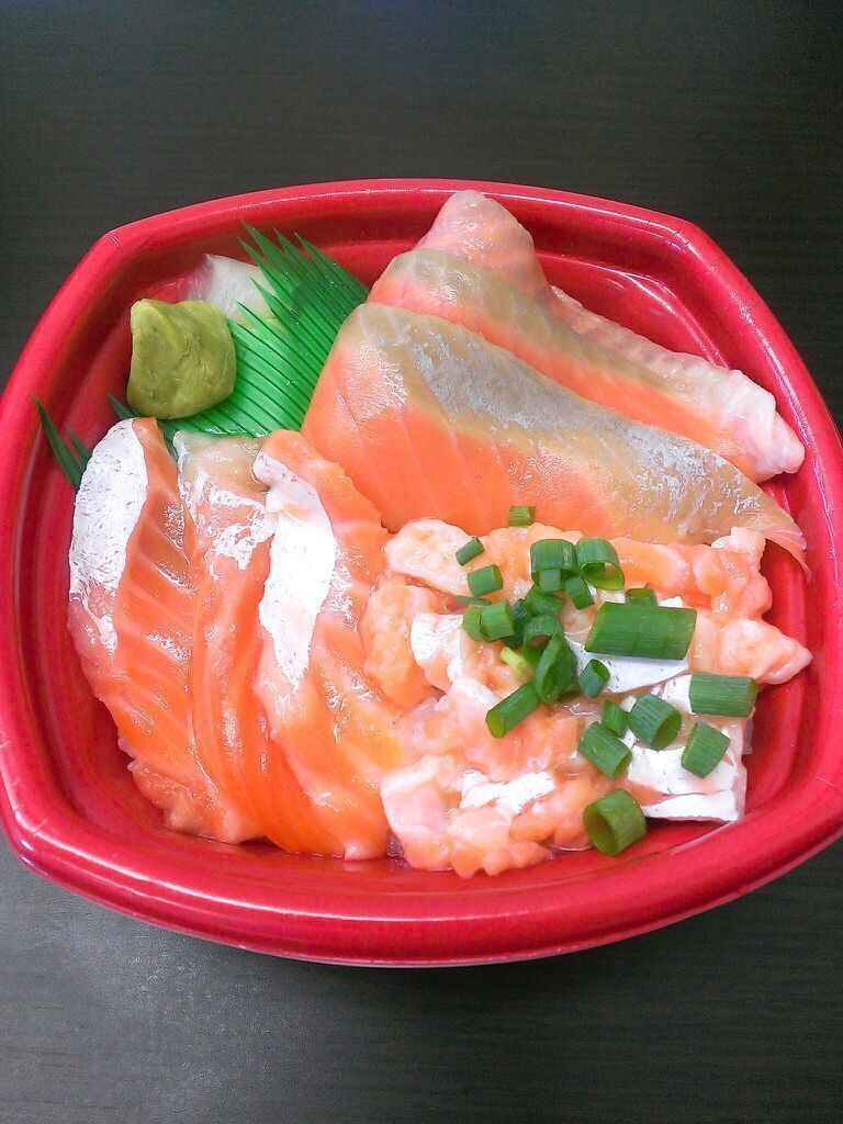 サーモンづくし丼（並盛680円（税込）～）