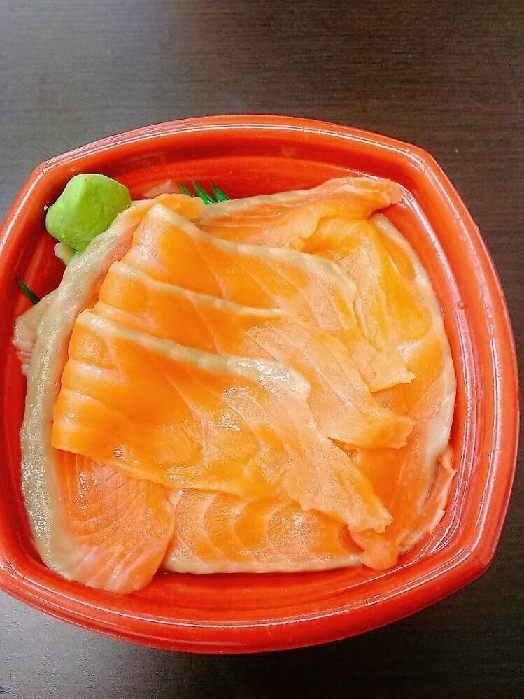 サーモン丼（並盛680円（税込）～）