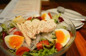 蒸し鶏のごまドレサラダ