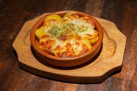 燻製モッツァレッラチーズとじゃがいものガーリックバター焼き