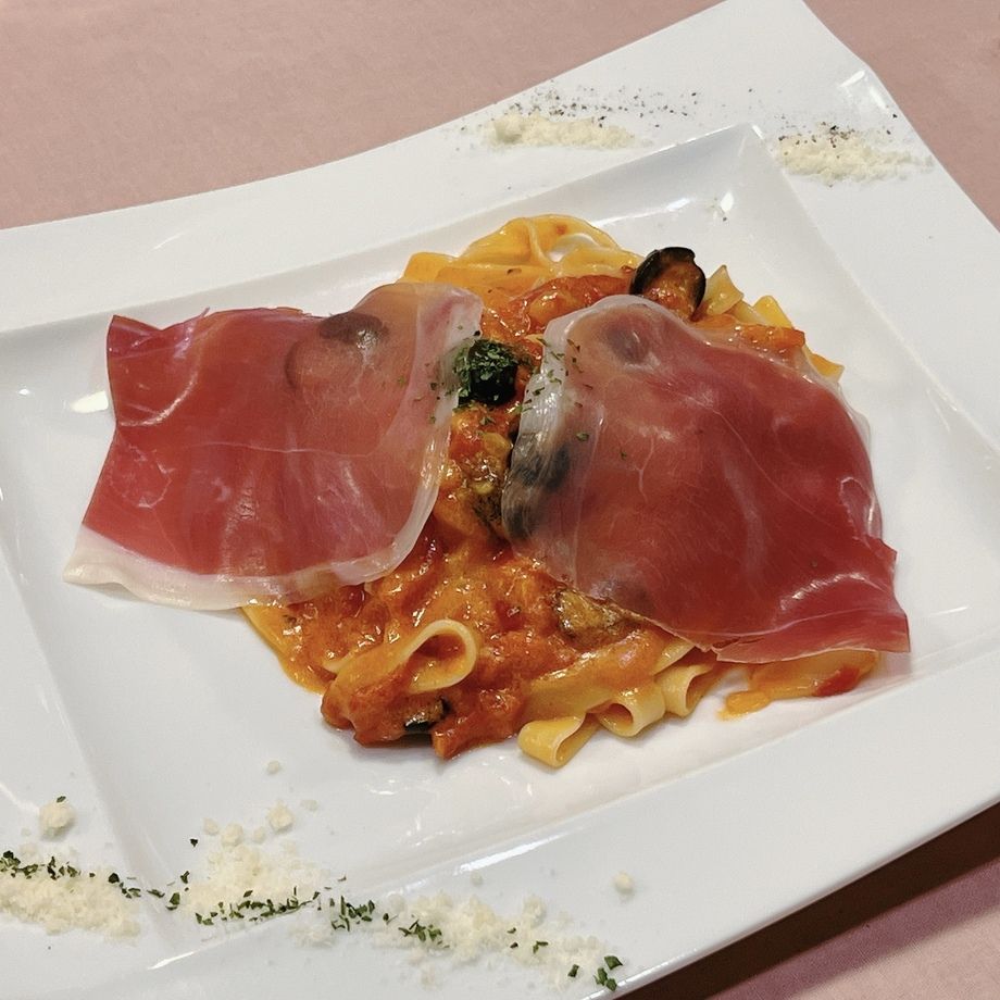 【◆LINGUINE　リングイネ◆】生ハムとブラックオリーブのトマトクリームソース（４月からバージョンアップ！）