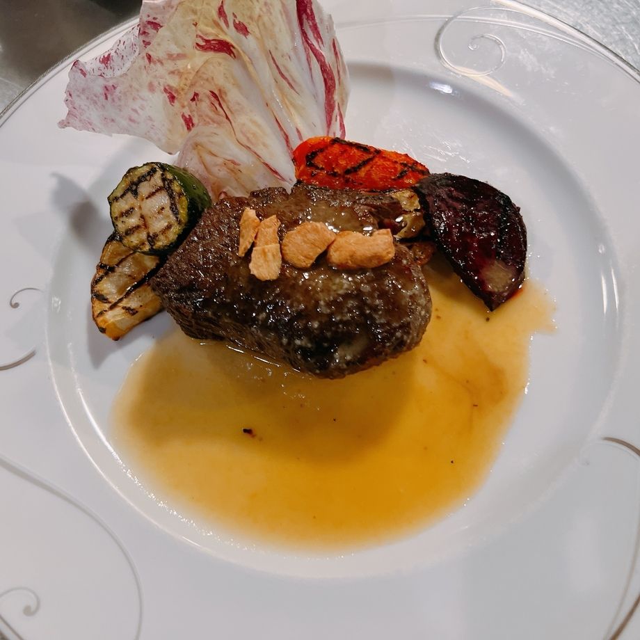 牛ヒレ肉のステーキ　ガーリックバターソース