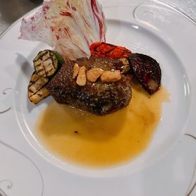 牛ヒレ肉のステーキ　ガーリックバターソース