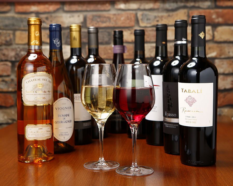 ワインセラーに赤・白・泡が常時100本！CPのよいものをセレクト（3000円〜）