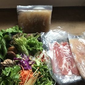 お家で薬膳火鍋　【出汁５種類からお選びください）・美桜鶏200g豚しゃぶ200ｇ・彩り野菜盛・〆麩・湯葉付】