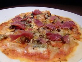 生ハムときのこのピザ