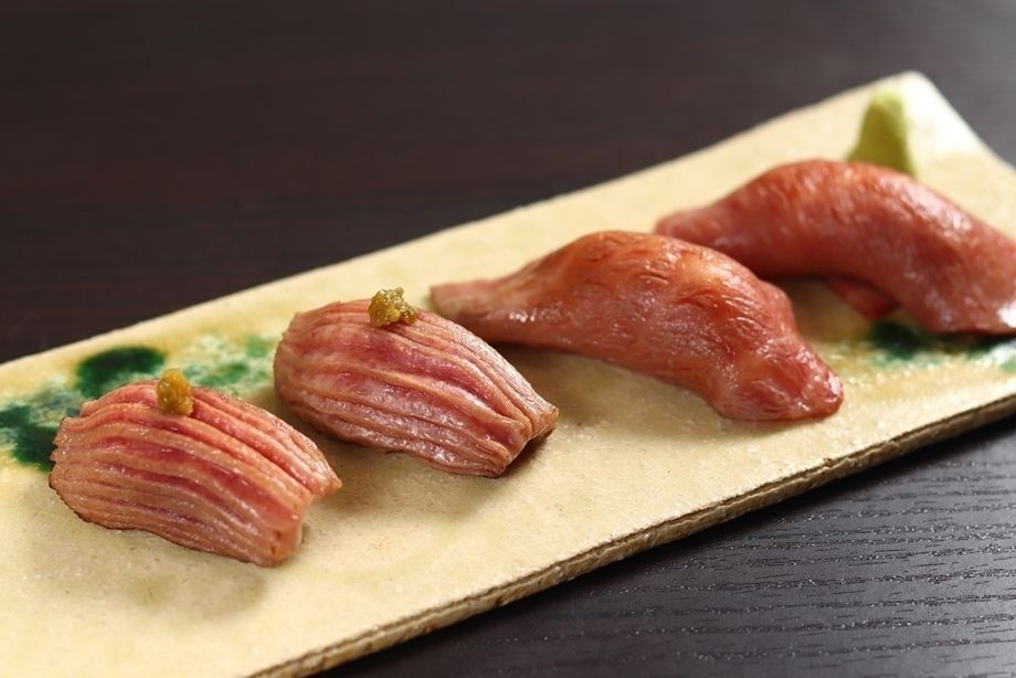 炙り牛寿司   1貫（700）