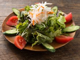 『グリーンサラダ』 サニーレタス・水菜・きゅうり・トマトなどのサラダ。