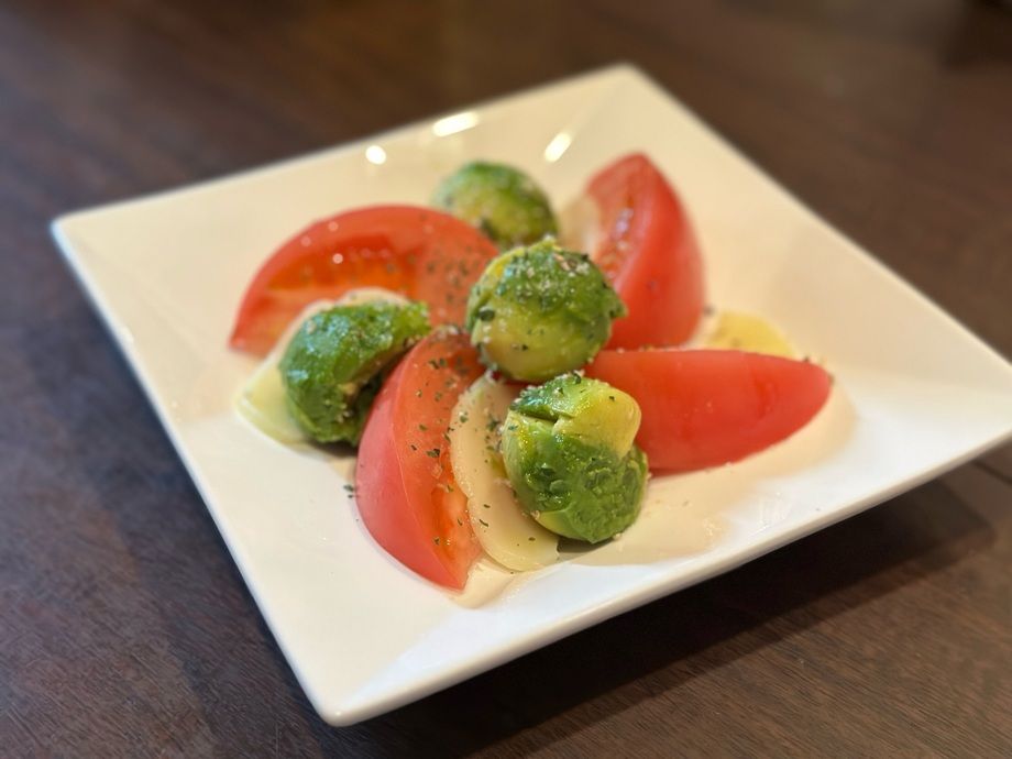 アボガドとトマトのカプレーゼ（630円(税込み693円)）