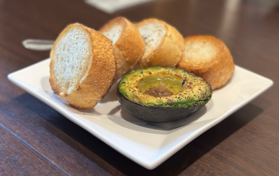 アンチョビ香る焼きアボカド～バケットを添えて～（650円(税込み715円)）