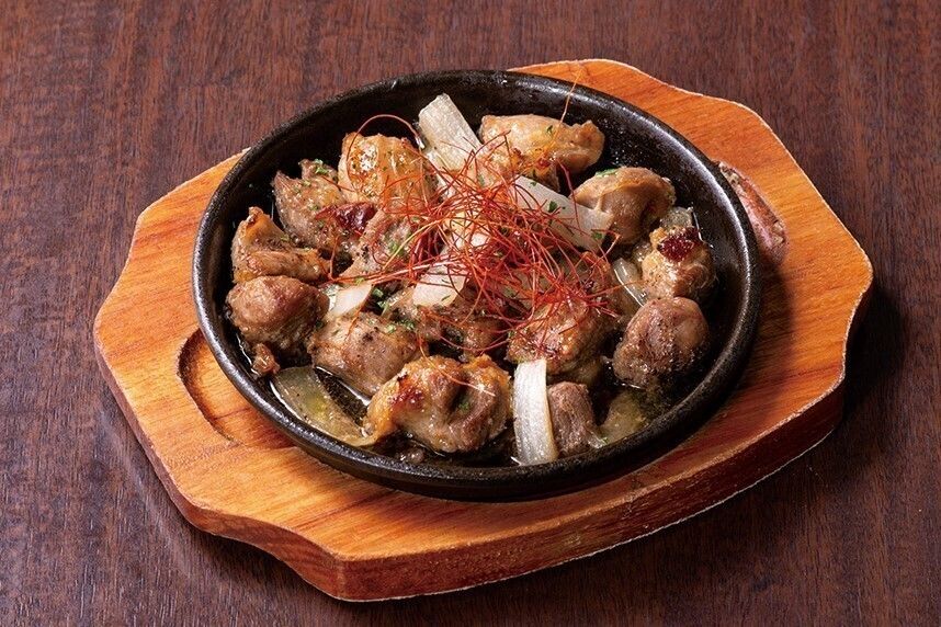 絶品‼鉄板豚ハラミ炒め（830円(税込み913円)）