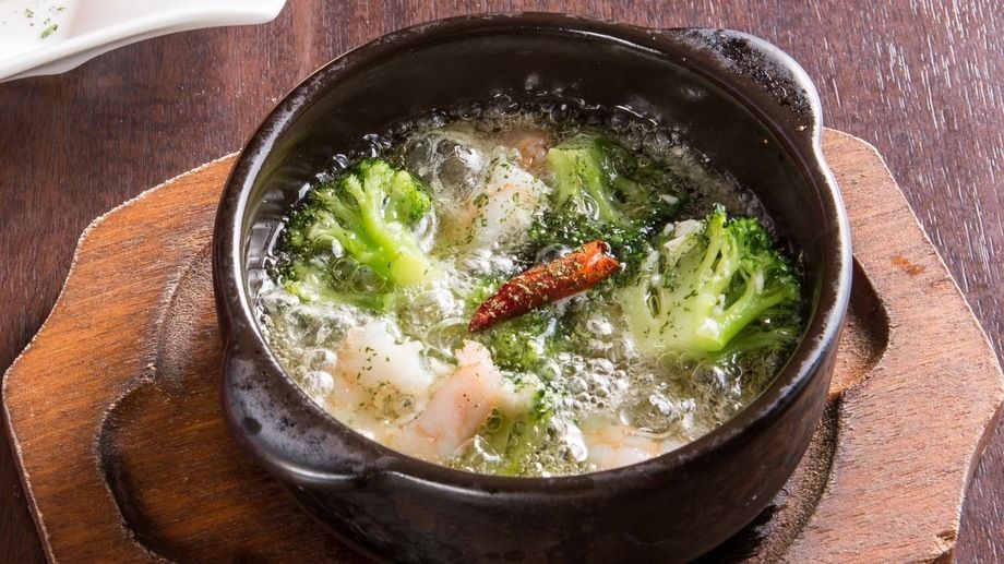 海老とブロッコリーのアヒージョ（800円(税込み880円)）