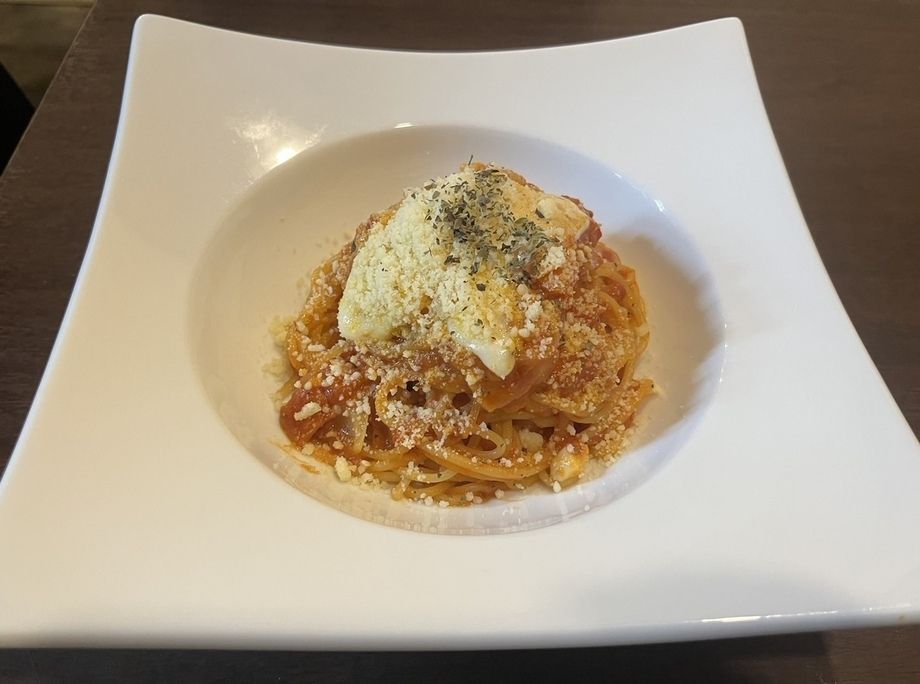 モツァレラチーズのトマトソースパスタ（1,080円(税込み1,188円)）