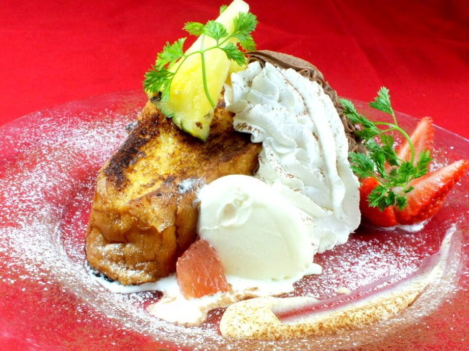 【デザート】ブリュレフレンチトースト数種のクリームとジェラードをのせて（680円）