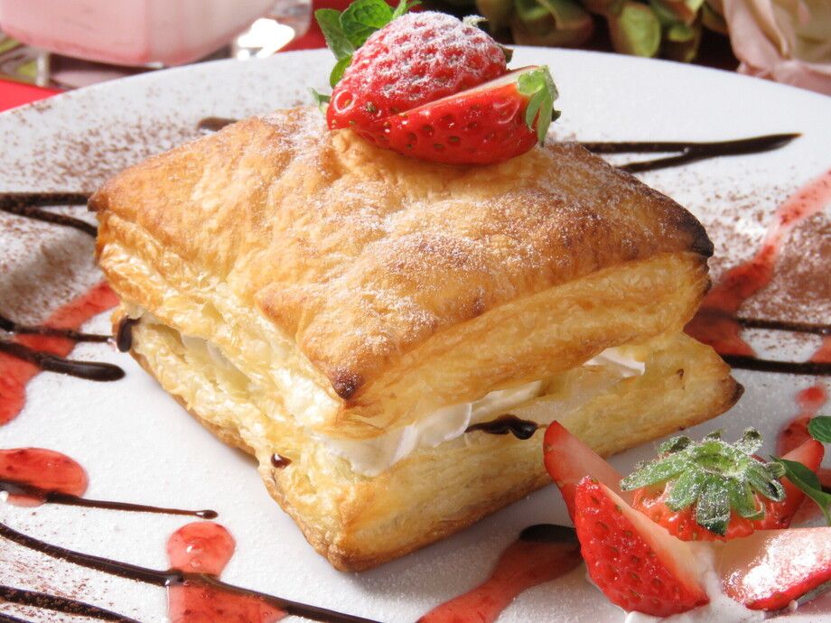 【デザート】苺とジェラードのパイサンド　チョコレートソース（680円）