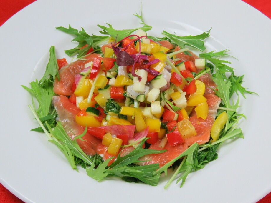 【サラダ】マリネサーモンと季節野菜のカルパッチョ風サラダ（780円）