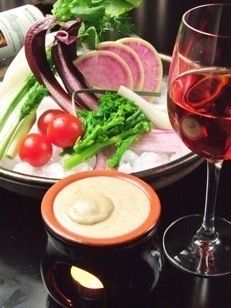 【サラダ】季節野菜の彩りバーニャカウダ　自家製アンチョビソースで（850円）