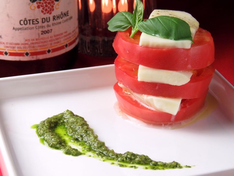 【おつまみ】モッツァレラチーズと完熟トマトのカプレーゼ　ミルフィーユ仕立て（520円）