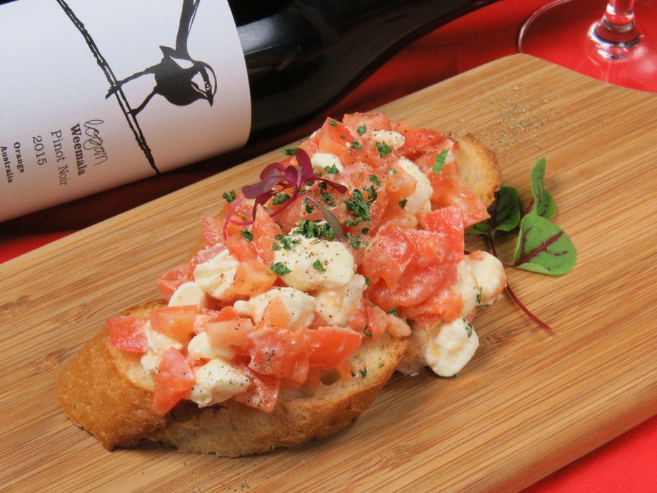 【CKのチーズフォンデュ】山盛り完熟トマトのブルスケッタとチーズフォンデュ（880円）