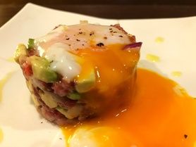 産地直送‼︎ 熊本産馬肉とアボカドのタルタル 白トリュフ風味の卵を添えて