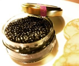 ラトビア共和国産 こだわりのキャビアを1瓶 ブリニを添えて