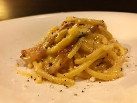 豚ほほ肉の塩漬け、グアンチャーレとペコリーノ・ロマーノを使った本格的カルボナーラ 太めのロングパスタ、スパゲットーニで