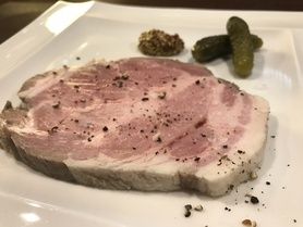 低温でじっくりと火を入れた豚肩ロース肉のしっとりハム ローズマリー風味