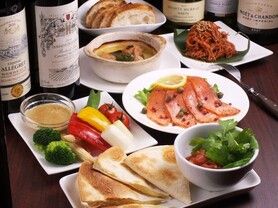 リーズナブルで美味しい小皿料理が豊富に揃って常時30種類